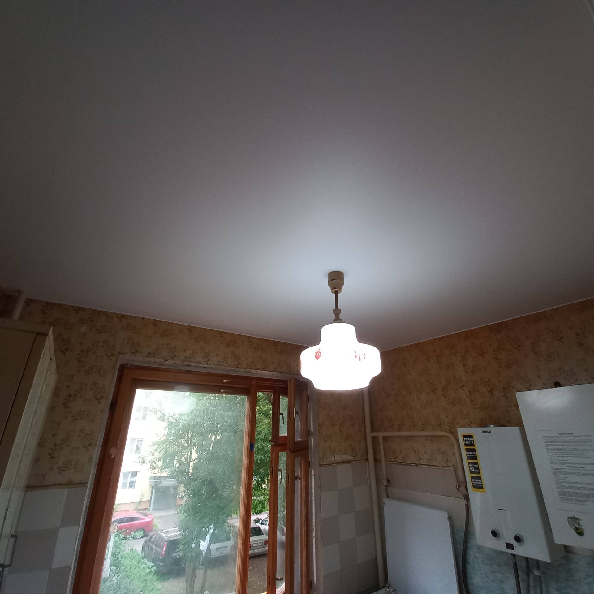 натяжной потолок на кухню